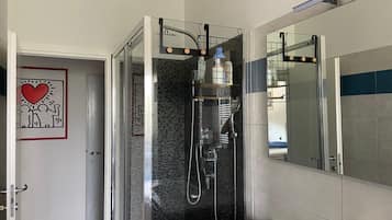 Dusche, Haartrockner, Bidet, Handtücher