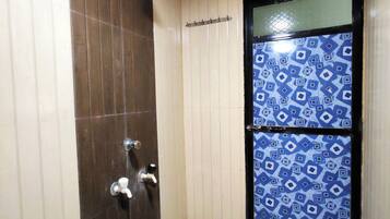 Deluxe Double Room | Bathroom | Shower, towels, soap