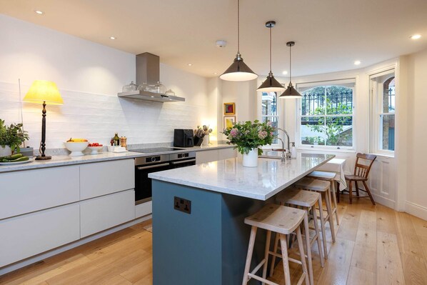 Fridge, microwave, dishwasher, toaster - The Climbing Rose, by Veeve (London)