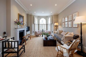 TV - The Climbing Rose, by Veeve (London)