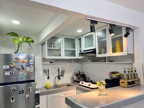 Geladeira, micro-ondas, cooktop, torradeira