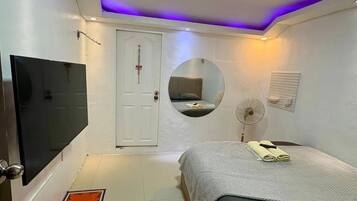 2 bedrooms, iron/ironing board, internet, bed sheets