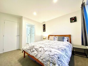2 bedrooms, iron/ironing board, internet, bed sheets - New Townhouse with VIEW - Walking to Botany Center (Auckland)