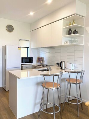 Réfrigérateur, micro-ondes, plaque de cuisson, lave-vaisselle