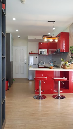 Refrigerador, microondas, horno y utensilios de cocina 