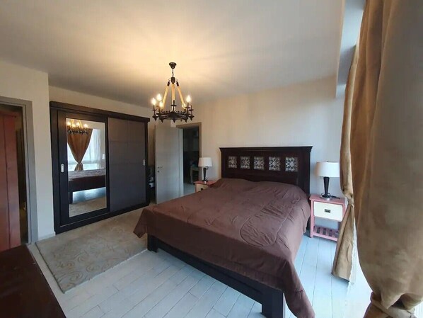 3 habitaciones, tabla de planchar con plancha, wifi y ropa de cama