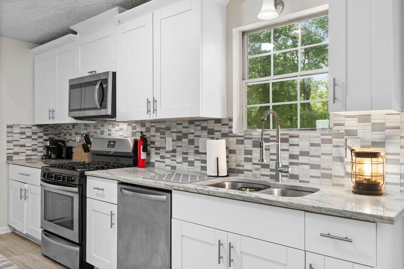 Een koelkast, een microgolfoven, een oven, een kookplaat