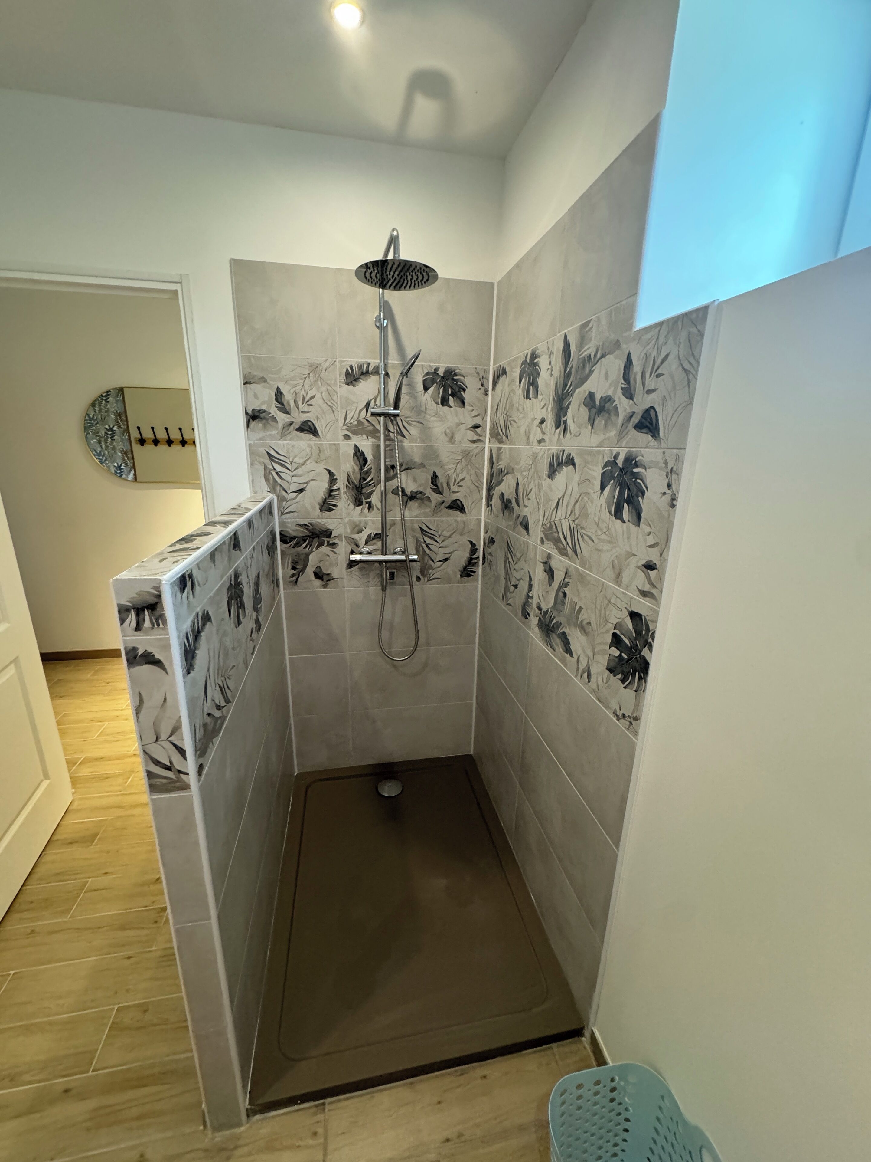 Een douche, handdoeken