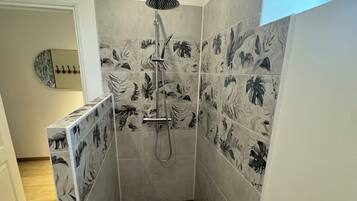 Een douche, handdoeken