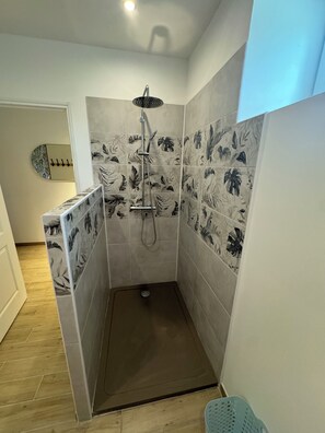 Shower, towels