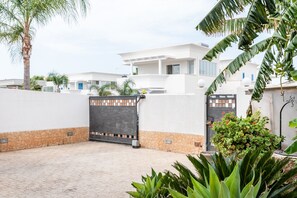 المنطقة المحيطة بالمنشأة