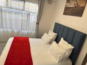 Double Room | Desk, laptop workspace, soundproofing, iron/ironing board - Blue Nile guest house (Cape Town)