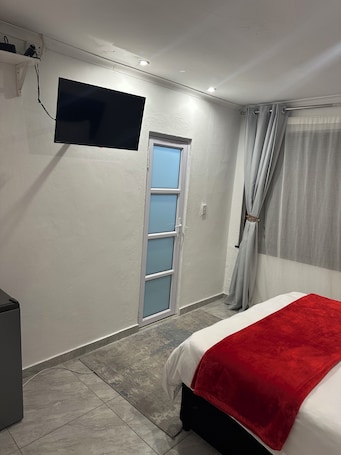 Double Room | Desk, laptop workspace, soundproofing, iron/ironing board