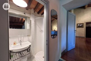 Shower, towels - Historic country home in Villa with Pool (Toscana)