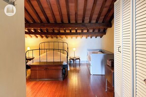 3 bedrooms, travel cot, WiFi, bed sheets - Historic country home in Villa with Pool (Toscana)