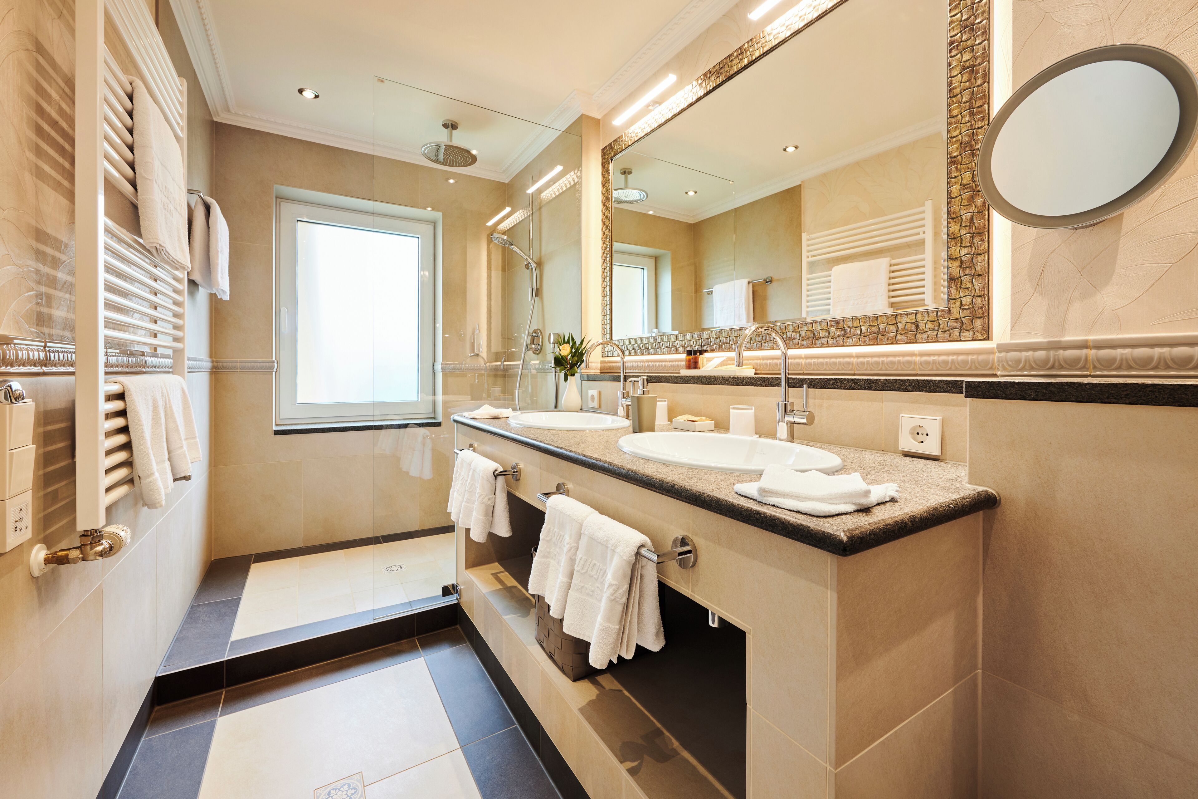 Suite, balkon, pemandangan kebun | Kamar mandi | Pengering rambut, jubah mandi, sandal, dan handuk
