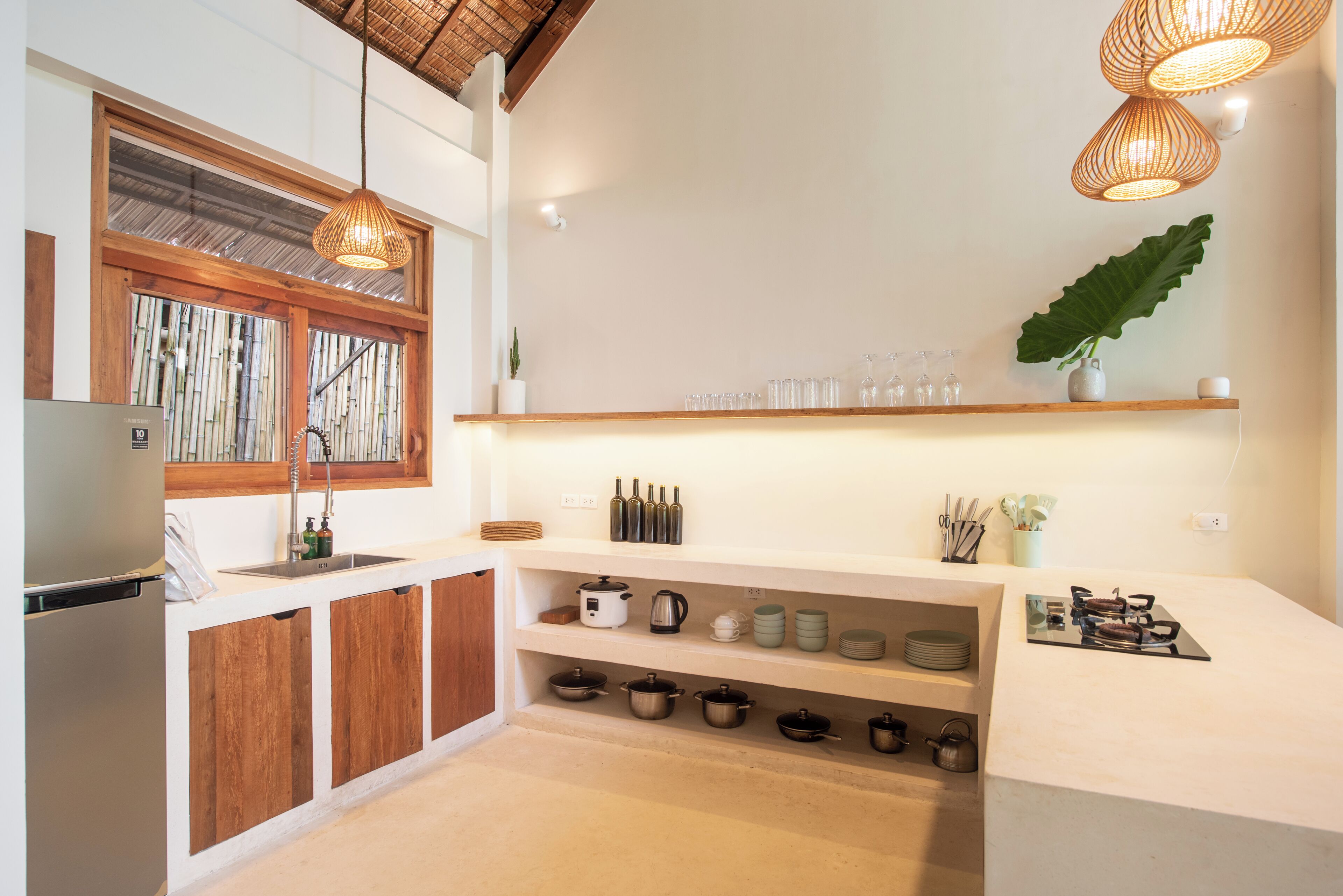 Nồi cơm, ghế cao cho trẻ em, khăn giấy, bàn ăn 