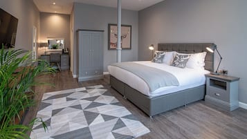 Deluxe Double Room | Iron/ironing board, free WiFi
