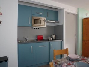 Four Ă micro-ondes, surface de cuisson, lave-vaisselle