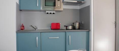 Microwave, stovetop, dishwasher, coffee/tea maker