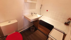 Ein Badezimmer mit Waschbecken, Toilette und Badewanne.