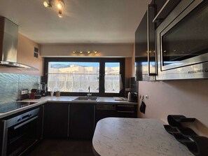 Microwave, oven, dishwasher, coffee/tea maker