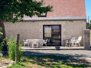 Outdoor dining - Cozy 2-bedroom cottage near Tours and Amboise (Azay-sur-Cher)