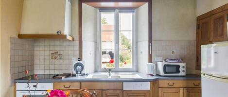 Frigorífico, microondas, lavavajillas y cafetera o tetera