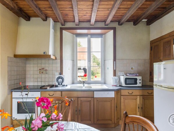 Fridge, microwave, dishwasher, coffee/tea maker