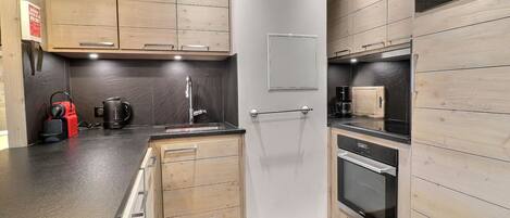 Kjøleskap, ovn, oppvaskmaskin og kaffetrakter/tekoker