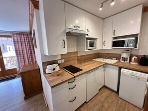 Réfrigérateur, four à micro-ondes, surface de cuisson, lave-vaisselle