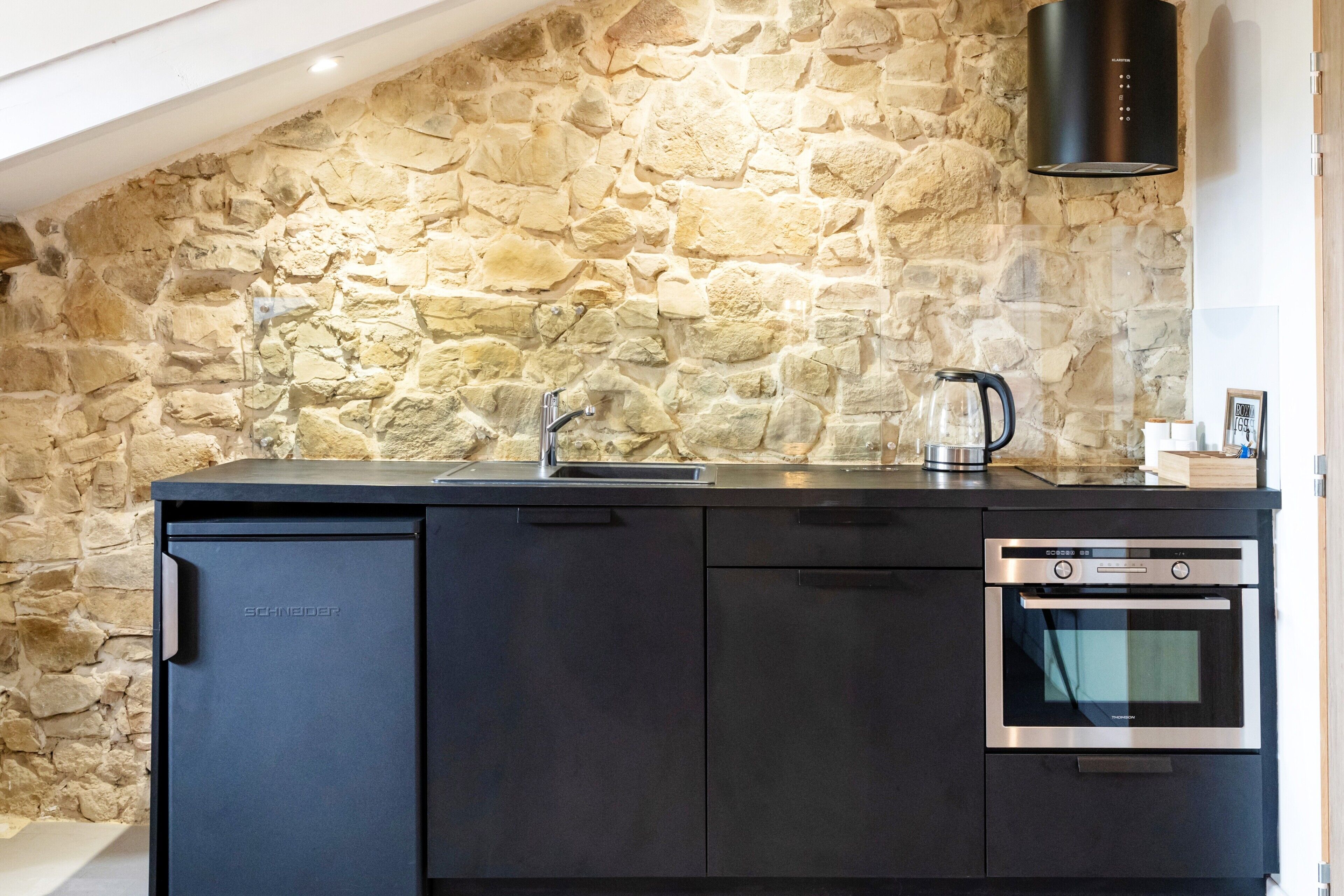 Réfrigérateur, micro-ondes, four, plaque de cuisson