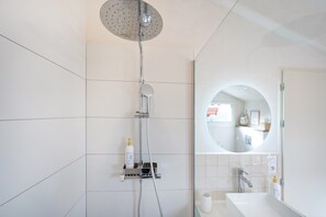Shower, hair dryer, towels - Guest Room 'Maison Perbos 1556 - Cancha' with Shared Pool, Wi-Fi and Air Conditioning (La Bastide-Clairence)