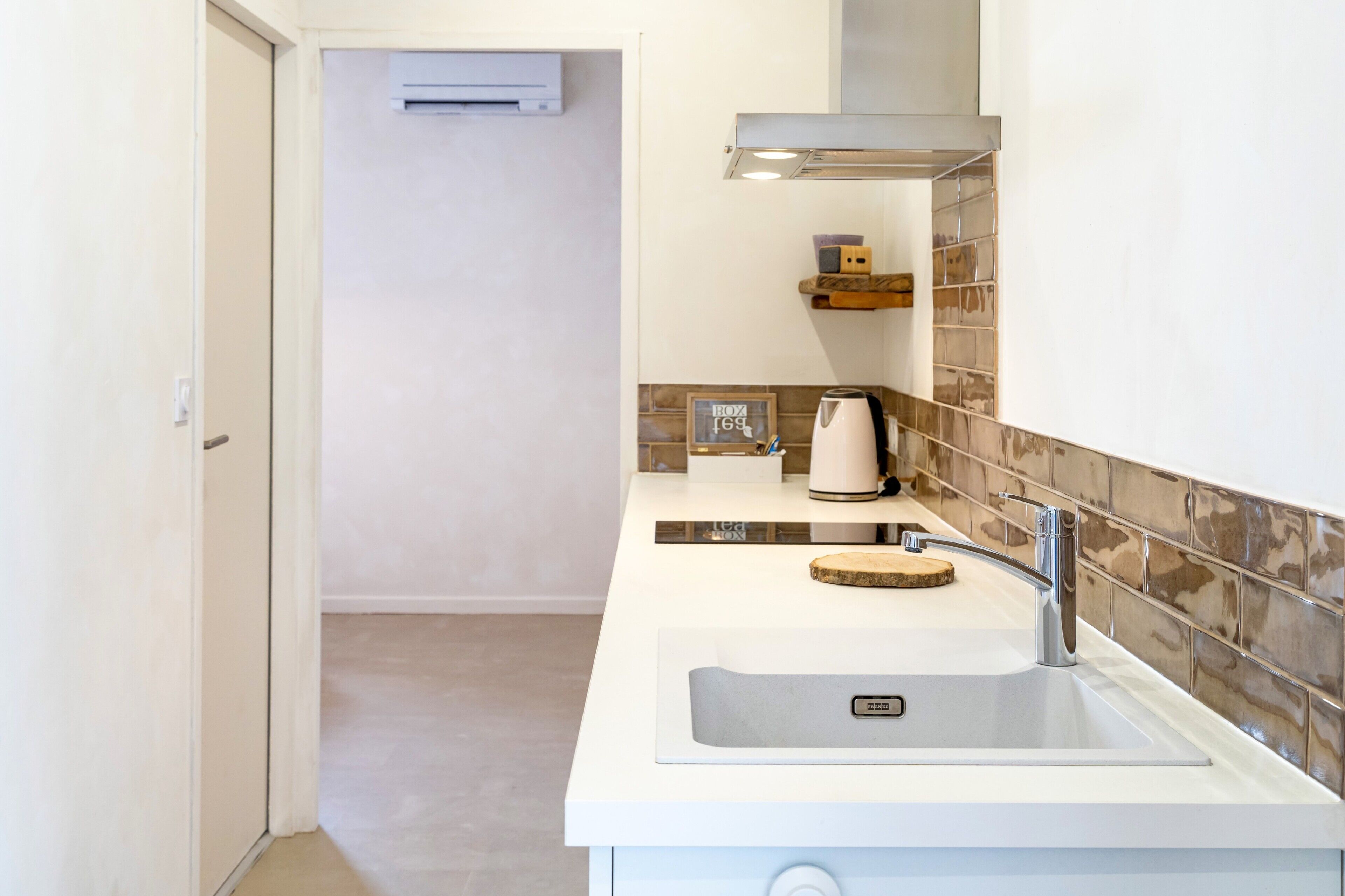 Een koelkast, een oven, een kookplaat, een waterkoker