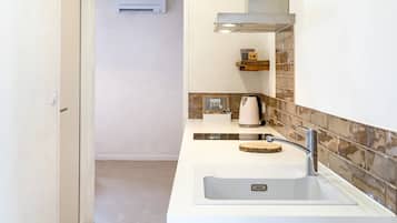 Een koelkast, een oven, een kookplaat, een waterkoker