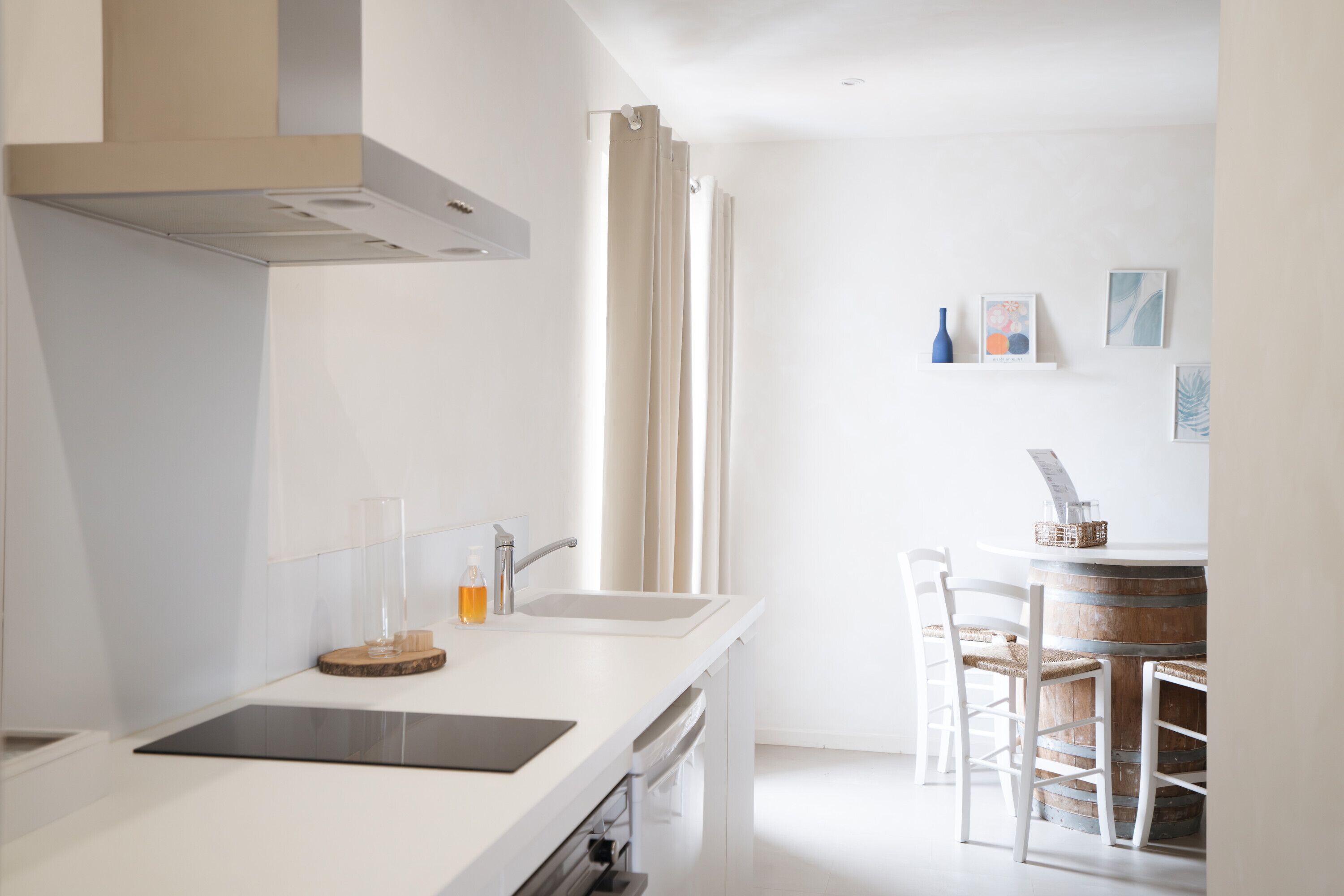 Fridge, oven, stovetop, electric kettle