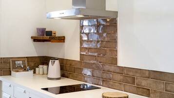 Kjøleskap, ovn, kokeplater og vannkoker