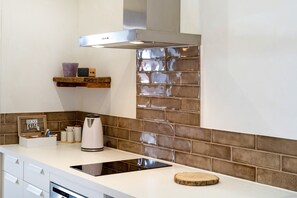 Frigorífico, horno, placa de cocina y hervidor eléctrico