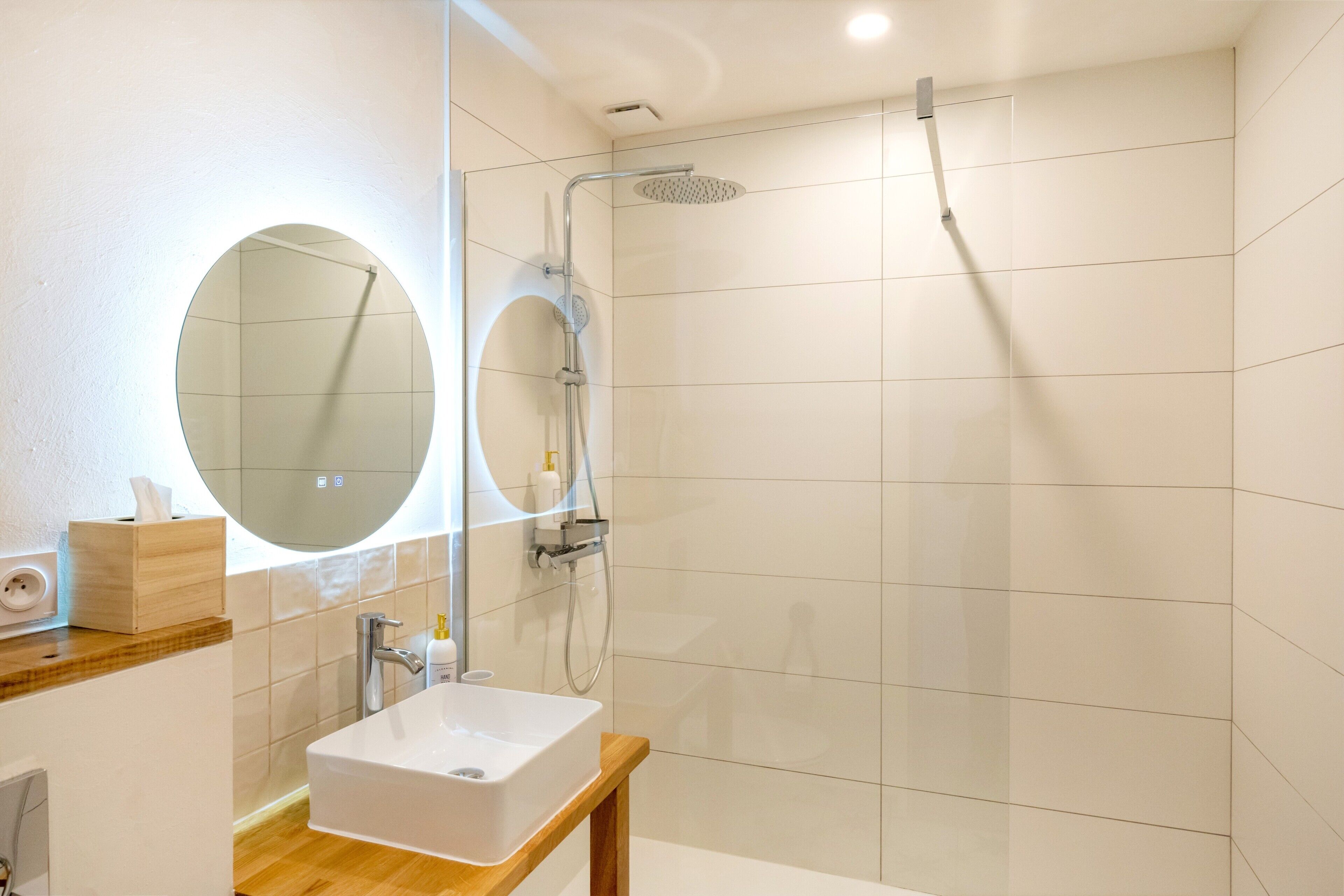 Douche, sèche-cheveux, serviettes fournies