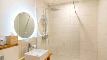Douche, sèche-cheveux, serviettes fournies