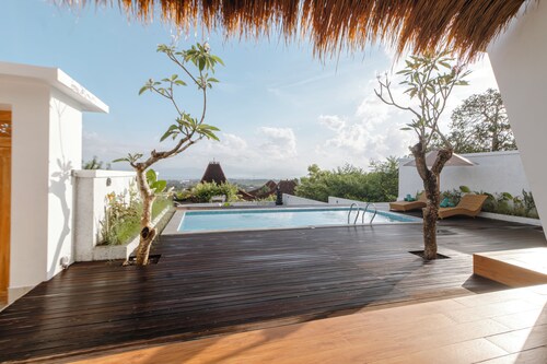 Spacious 3- Bedroom Villa with Stunning Views on Lembongan Island