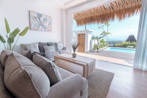 Spacious 3- Bedroom Villa with Stunning Views on Lembongan Island