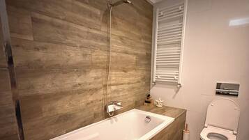 Douche, sĂšche-cheveux, serviettes fournies, savon