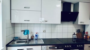 Refrigerador, microondas, horno y parrilla de estufa