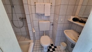 Sèche-cheveux, serviettes fournies, savon, papier toilette