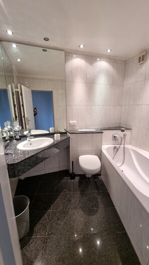 Sèche-cheveux, serviettes fournies