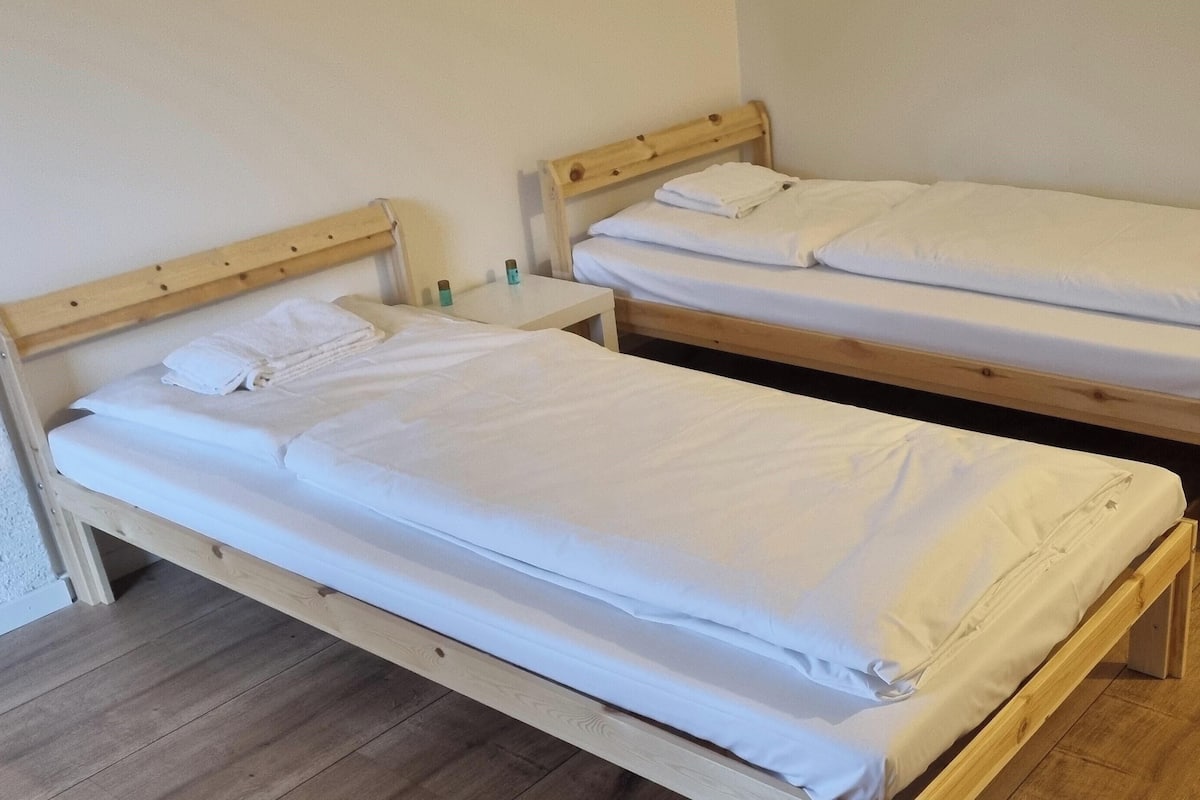 Dobbelt- eller tomannsrom – økonomi | Allergitestet sengetøy, skrivebord og wi-fi (inkludert)