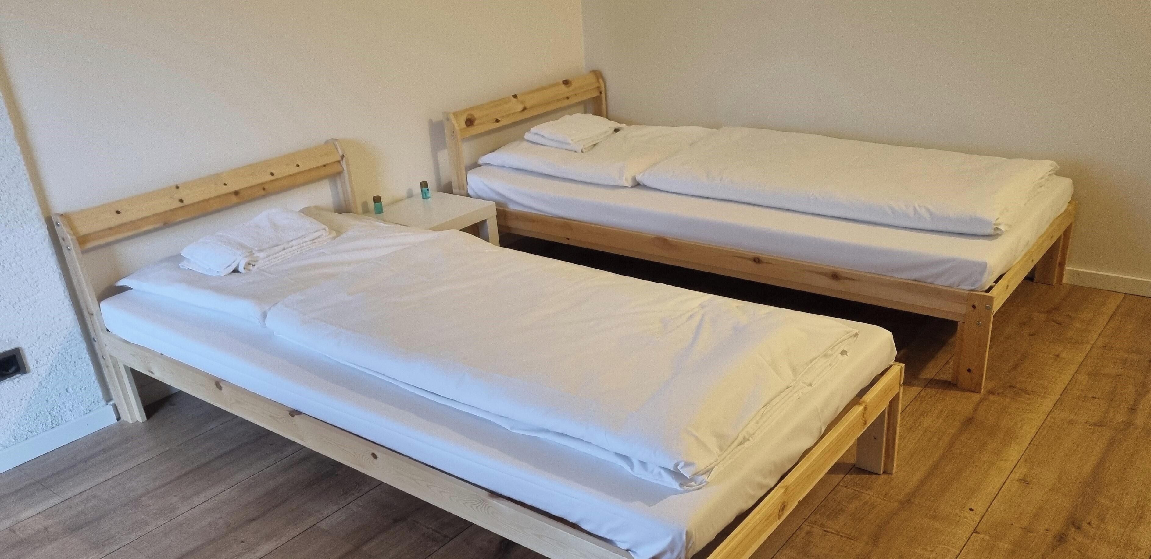 Dobbelt- eller tomannsrom – økonomi | Allergitestet sengetøy, skrivebord og wi-fi (inkludert)