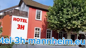 A red building with a sign that reads "HOTEL 3H". - Hotel 3H Mannheim (Mannheim)