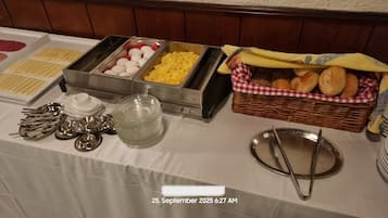 每日供应自助式早餐(每人 EUR 8)